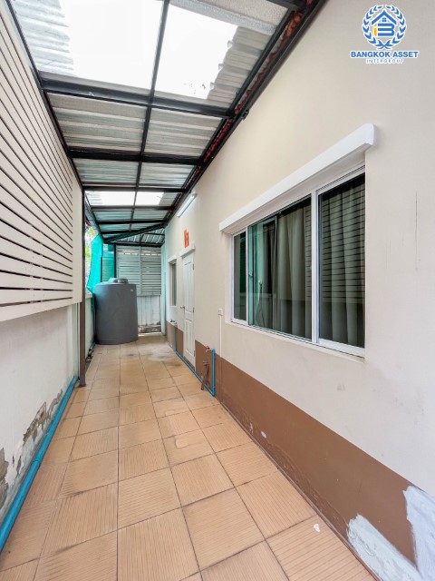 บ้านแฝดมือสองย่านนนทบุรี ม.ลลิลอินเดอะพาร์ค บางใหญ่-กาญจนภิเษก เนื้อที่กว้างขวางถึงเกือบ 40 ตร.ว. ฟังก์ชัน 3 ห้องนอน 2 ห้องน้ำ 1 ที่จอดรถ บนทำเลดี เดินทางสะดวก ใกล้เซ็นทรัลเวสต์เกต, ทางด่วน "กาญจนาภิเษก" เพียง 10 นาทีถึงรถไฟฟ้าสายสีม่วง "สถานีสามแยกบางใหญ่"...